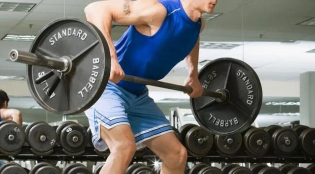 做杠鈴劃船這個(gè)動(dòng)作的時(shí)候，你一定要盡量避免這7個(gè)錯(cuò)